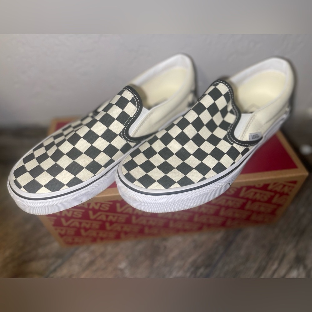 VANS CHECKERED SLIP ON (size 7)